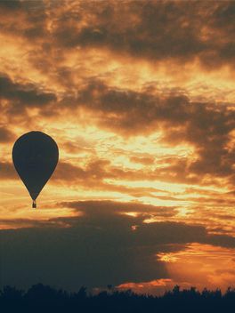 Hot air balloon in sky at sunset - image #183615 gratis